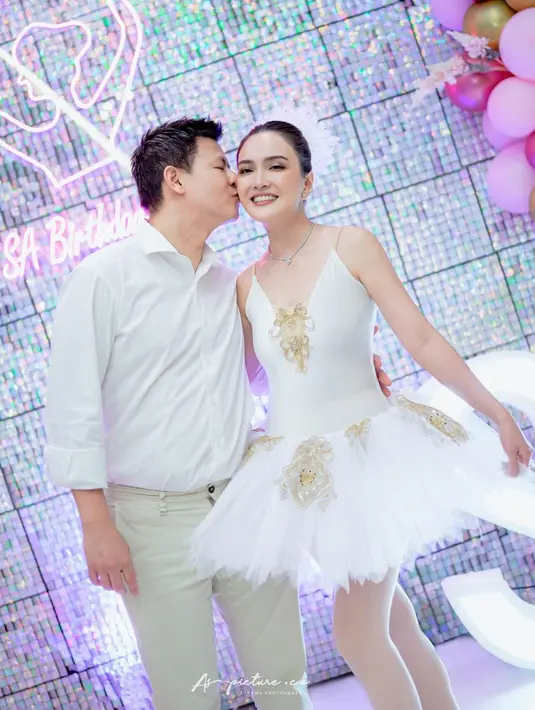 Potret ulang tahun Shandy Aulia begitu mewah dan meriah dengan kehadiran suami dan anaknya semata wayangnya Claire Herbowo. (Instagram/shandyaulia)
