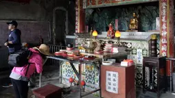 Seorang turis berdoa saat mengunjungi Kuil Tao di dalam gua Gunung Yinhe di distrik Xindian, Kota Taipei Baru, Taiwan (29/12/2019). Kuil Tao ini menawarkan keindahan alamnya yang sejuk karena berada di pegunungan Yinhe di distrik Xindian di Kota Taipei Baru. (AFP Photo/Sam Yeh)