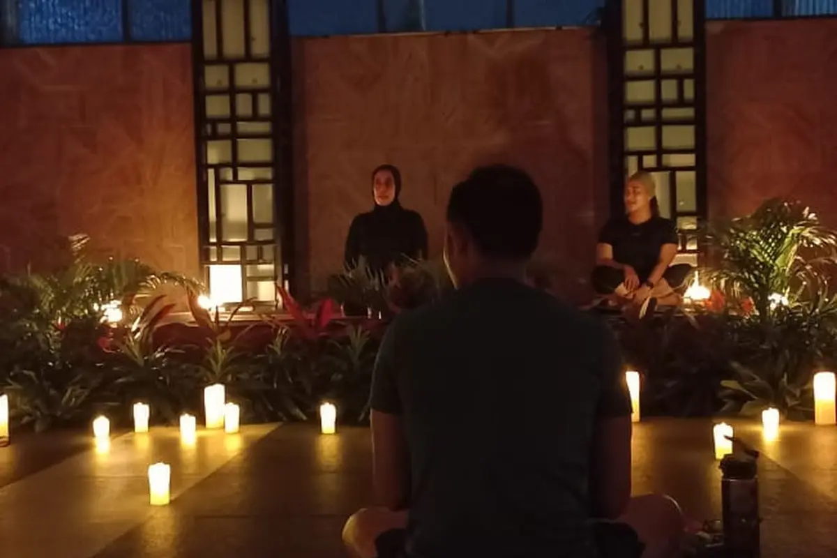 Yoga di Tengah Kegelapan Saat Earth Hour Adalah Ide Brilian untuk Relaksasi