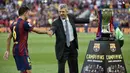 Xavi Hernandez menerima penghormatan untuk mengangkat trofi juara. Ini merupakan partai terakhir Xavi bersama Barcelona di Camp Nou (AFP PHOTO / LLUIS GENE)
