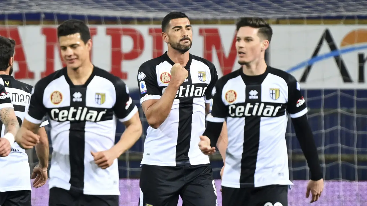 FOTO: Kalah 1-2 dari Genoa, Parma Masih Sulit Keluar dari Zona Degradasi - Graziano Pelle; Tim Parma