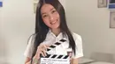 Meskipun bukan lagi duduk di bangku SMA, Natasha Wilona masih terlihat pantas mengenakan seragam sekolah. Parasnya yang imut, aktris sekaligus model ini pun sering berperan sebagai anak sekolahan di berbagai judul sinetron, film dan web series. (Liputan6.com/IG/@natashawilona12)