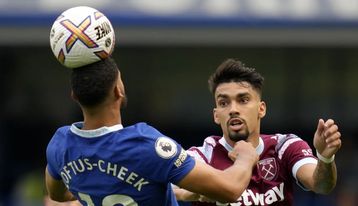 Pemain Chelsea, Ruben Loftus-Cheek berebut bola dengan pemain West Ham, Lucas Paqueta selama pertandingan lanjutan Liga Inggris di Stadion Stamford Bridge di London, Sabtu (3/9/2022). Chelsea menang tipis atas West Ham dengan skor 2-1. (AP Photo/Kirsty Wigglesworth)