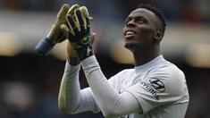 Edouard Mendy terpilih menjadi kiper terbaik FIFA tahun 2021 dalam acara The Best FIFA Football Awards 2021 di Zurich, Swiss, Senin (17/1/2022). Edouard Mendy menjadi kiper Afrika Pertama yang merebut penghargaan ini sejak pertama kali diadakan pada 2017. (AFP/Adrian Dennis)