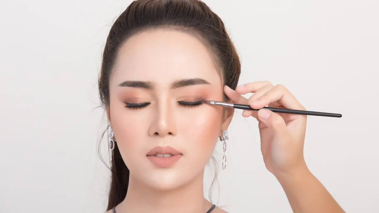 Ilustrasi perempuan makeup/freepik.com/jcomp