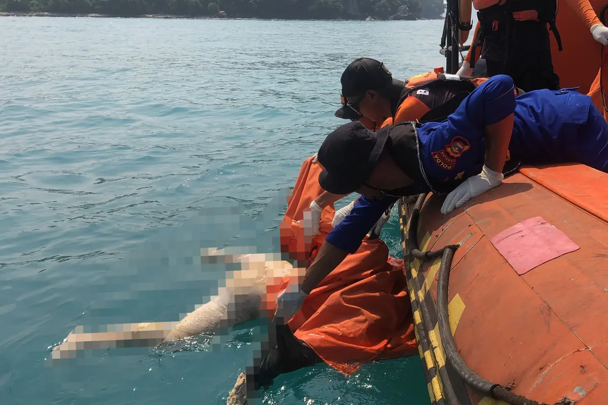 Proses evakuasi mayat tanpa identitas yang ditemukan mengapung di perairan Pulau Kandang Balak, Kecamatan Bakauheni, Kabupaten Lampung Selatan. (Dok. Istimewa).