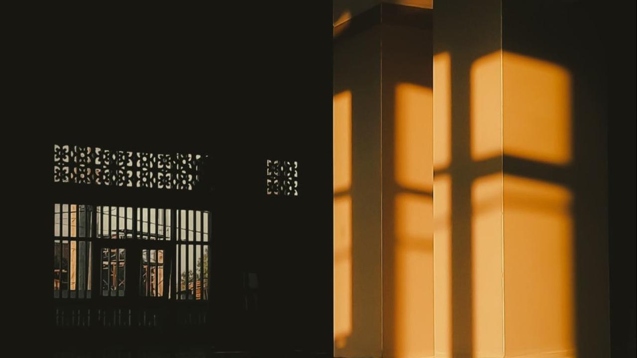 Sholat jenazah merupakan salah satu ibadah yang sangat mulia dalam agama Islam, di mana umat muslim diberikan petunjuk tentang tata cara yang khusus ketika melakukan sholat untuk orang yang telah meninggal dunia.