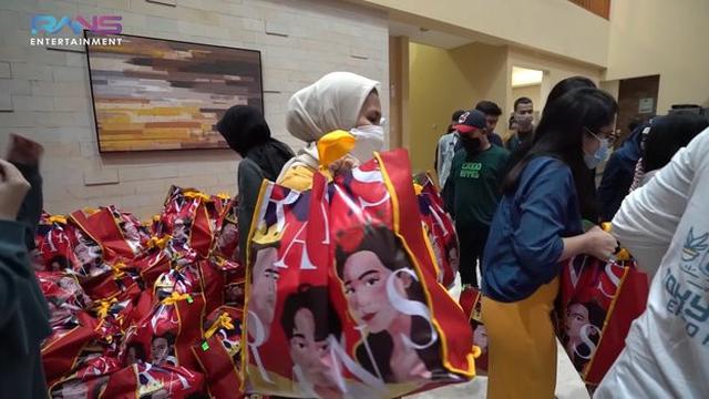 7 Potret Nagita Slavina Bagi-bagi Hampers ke Karyawan, Ada yang Dapat iPhone 12