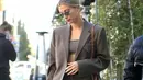 Hailey Bieber kenakan setelan formal berwarna coklat dari Mandkai Official (FOTO: Instagram/stylememaeve).