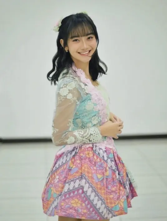 Tampilan manis Freya kenakan kebaya modern yang dipadukan rok balon batik nuansa pastel saat manggung.  [@jkt48.freya].