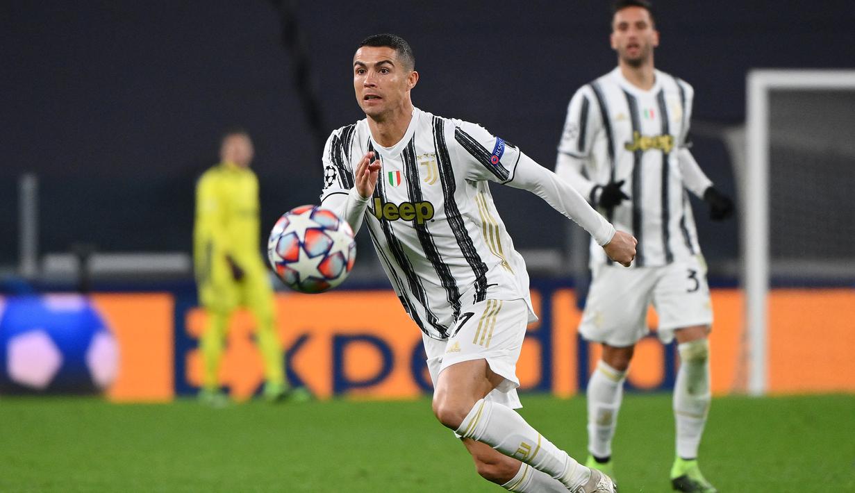 1. Penampilan. Cristiano Ronaldo unggul dengan penampilan sebanyak 32 kali bersama 3 klub yang pernah dibelanya, Manchester United, Real Madrid dan Juventus. Lionel Messi cuma berselisih 1 alias 31 penampilan bersama Barcelona. (AFP/Vincenzo Pinto)