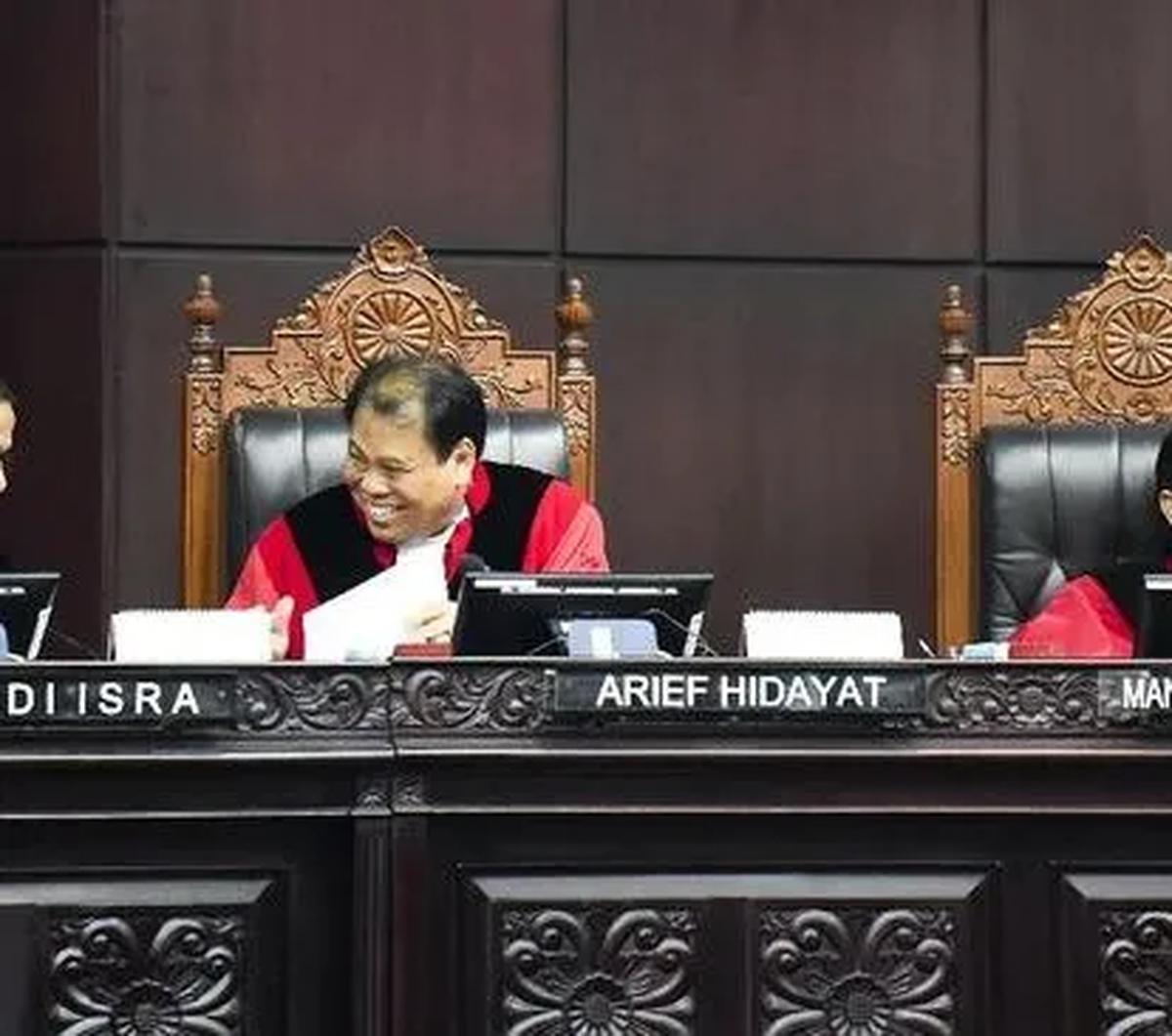 "Hal ini perlu disambut, karena artinya generasi muda yang memang berprestasi di daerah dan memiliki rekam jejak prestasi dalam memimpin wilayahnya diberikan kesempatan untuk memimpin bangsa," ucap Akbar.