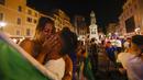 Pendukung Italia merayakan kemenangan di Roma, Italia pada Senin (12/07/2021), setelah Italia berhasil mengalahkan Inggris pada Final Euro 2020 yang berlangsung di Stadion Wembley, London, Inggris. Italia mengalahkan Inggris 3-2 dalam adu penalti setelah bermain imbang 1-1. (AP/Riccardo De Luca)