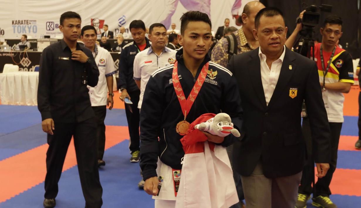 Panglima TNI Jenderal Gatot Nurmantyo memberikan selamat kepada karateka Ahmad Zigi Zaresta usai berhasil menjadi juara dunia pada Kejuaraan Dunia Karate Junior, Cadet dan U-21 di ICE, BSD, Tangerang, Kamis (12/11/2015). (Bola.com/Vitalis Yogi Trisna)