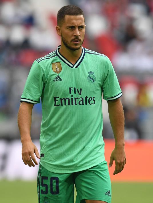 Gelandang Real Madrid, Eden Hazard saat bertanding melawan klub Austria, Red Bull Salzburg pada laga persahabatan di Red Bull Arena, Austria (8/8/2019). Real Madrid menang tipis atas Red Bull Salzburg 1-0. (AFP Photo/Christof Stache)