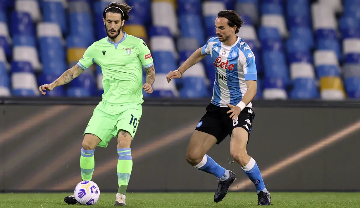Gelandang Lazio, Luis Alberto mengontrol bola dari kawalan pemain Napoli, Fabian Ruiz pada pertandingan  Liga Serie A Italia di Stadion San Paolo, Italia, Jumat (23/4/2021). Napoli menang telak atas Lazio 5-2. (Alessandro Garofalo/Lapresse via AP)