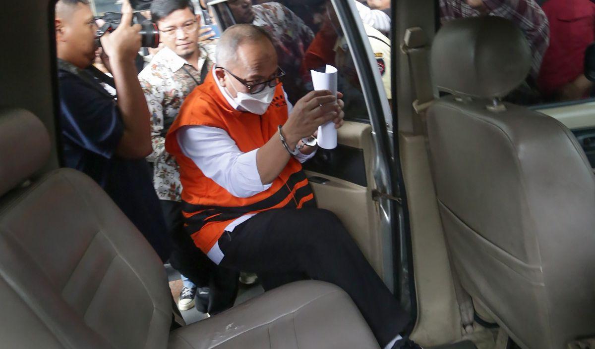 Kasdi kemudian berjalan menuju mobil untuk meninggalkan Gedung ACLC KPK.