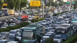 Kendaraan terjebak kemacetan saat melintas di tol dalam kota Jakarta, Jumat (23/12). Jelang akhir pekan serta libur Natal, kemacetan jam pulang kerja di jalan protokol Ibu Kota menjadi semakin parah.(Liputan6.com/Immanuel Antonius)