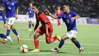 Bek Timnas Indonesia U-22, Mohammad Haykal berhasil melewati pemain Kamboja, Chan Sarapich pada laga keempat Grup A SEA Games 2023 di Olympic National Stadium, Phnom Penh, Kamboja, Rabu (10/5/2023). (Bola.com/Abdul Aziz)
