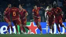 Bek AS Roma #23 Gianluca Mancini berselebrasi dengan rekan setimnya setelah mencetak gol ke gawang  AC Milan pada duel leg kedua perempat final Liga Europa 2023/2024 di Stadio Olimipico, Jumat (19/4/2024) dini hari WIB. (Filippo MONTEFORTE / AFP)