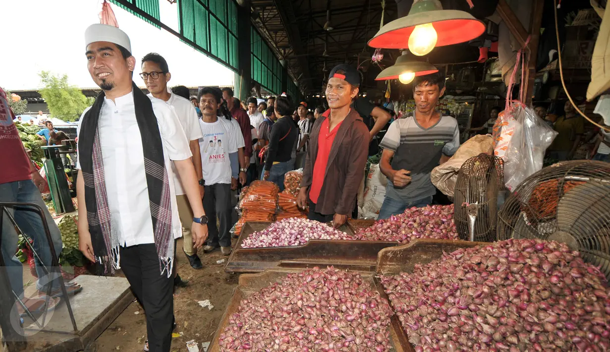 Cawagub DKI Jakarta, Sandiaga Uno dan Ustad Solmed saat melakukan blusukan di Pasar Induk, Kramat Jati, Jakarta, Senin (16/1). (Liputan6.com/Yoppy Renato)
