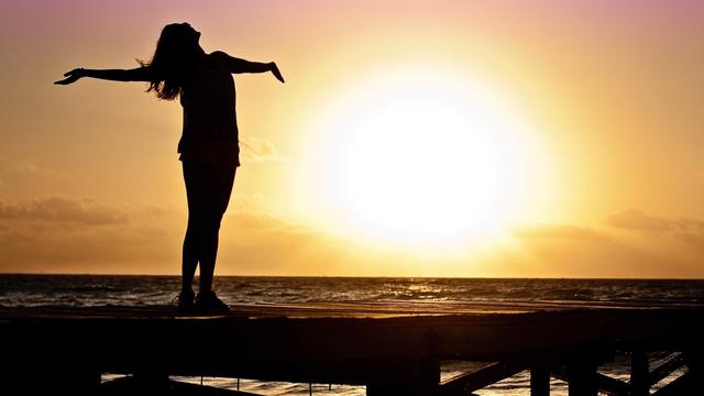 Ilustrasi kebebasan, menikmati hidup, percaya diri