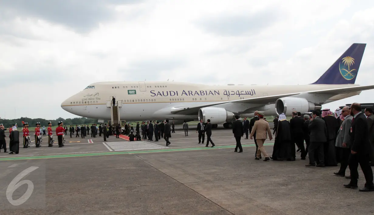 Suasana saat pesawat kerajaan yang membawa Raja Arab Saudi Salman bin Abdulaziz al-Saud tiba di Bandara Halim Perdanakusuma, Rabu (3/1). Serta satu unit Boeing 747-400, satu unit Boeing 757, dan satu unit pesawat Hercules. (Liputan6.com/Fery Pradolo)