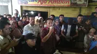 Para anggota DPRD Abdul saat berdialog di hadapan ratusan pedagang Pasar Bantargebang Bekasi. (Liputan6.com/Bam Silunungga)