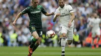 Pemain Real Betis Lo Celso berduel dengan bek Real Madrid Nacho Fernanzez pada laga terakhir Liga Spanyol di Santiago Bernabeu, Minggu (19/5/2019). Real Betis menang 2-0. (AP Photo/Bernat Armangue)