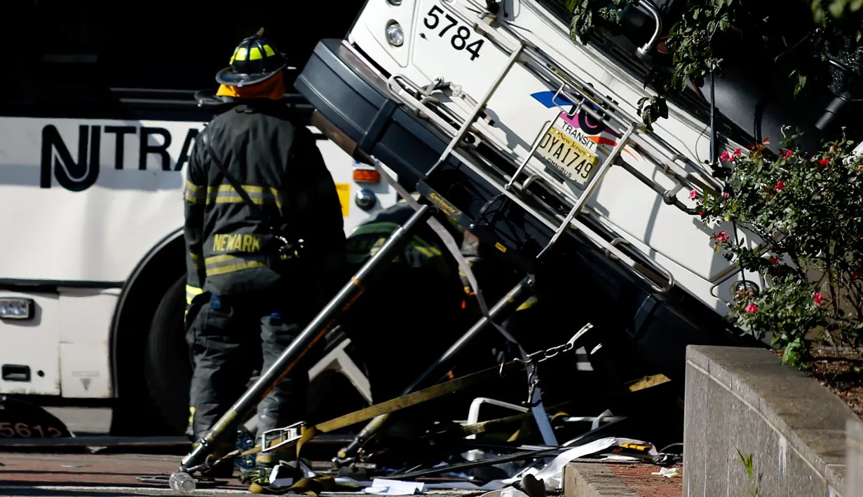 Dua bus New Jersey Transit terlibat dalam tabrakan maut yang menewaskan seorang pengemudi di Newark, New Jersey (19/08) waktu setempat. Tabrakan bus dengan No. 5612 dan 5784 mengakibatkan beberapa jalur bus mengalami penundaan. (REUTERS/Eduardo Munoz)