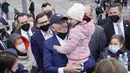 Presiden Amerika Serikat Joe Biden menggendong seorang gadis saat bertemu dengan pengungsi Ukraina pada kunjungan ke PGE Narodowy Stadium di Warsawa, Polandia, 26 Maret 2022. (AP Photo/Evan Vucci)