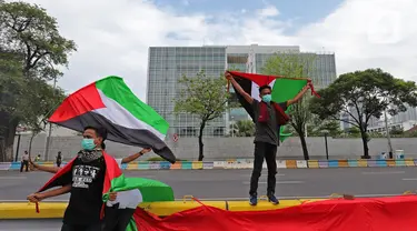 Aliansi Mahasiswa Islam Jakarta Solidaritas Untuk Palestina, melakukan unjuk rasa di depan Kedutaan Amerika, Jakarta, Rabu (12/5/2021). Mereka mendesak AS menghentikan kekerasan Israel terhadap warga Palestina, terkait serangan ke warga sipil di Kompleks Masjid Al Aqsa (Liputan6.com/Herman Zakharia)