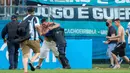 Hasil buruk tersebut memang membuat fans Gremio murka. Pasalnya tim kesayangan mereka kini harus berada di peringkat dua terbawah dan masih minus tujuh poin untuk lolos dari jurang degradasi. (AFP/Raul Pereira)