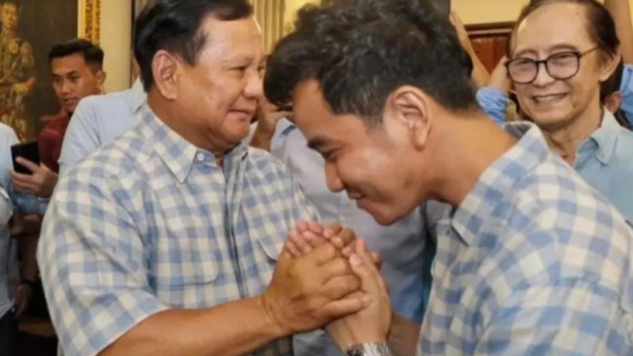 Beda 12 Tahun, Pose Jokowi Hingga Menunduk Salami Prabowo 2012