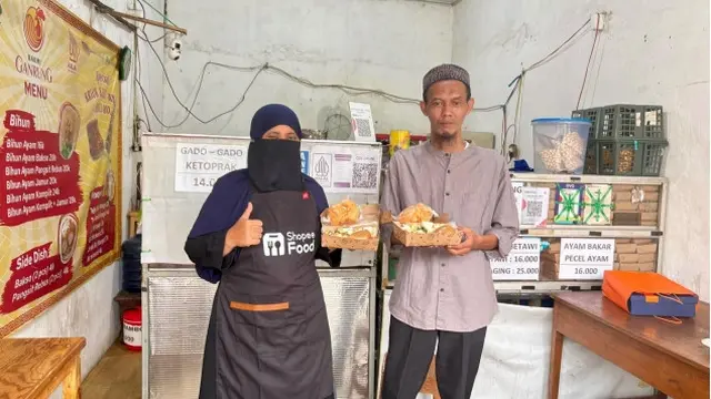 Pasangan suami istri Babah Fina dan Ummi Labib setiap hari meracik bumbu yang resepnya diwariskan sang nenek. (Istimewa)