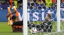 Striker Timnas Belanda, Cody Gakpo mencetak gol kedua ke gawang Timnas Turki yang akhirnya teridentifikasi sebagai gol bunuh diri Mert Muldur pada laga perempatfinal Euro 2024 di Olympiastadion, Berlin, Jerman, Sabtu (6/7/2024). (AP Photo/Antonio Calanni)