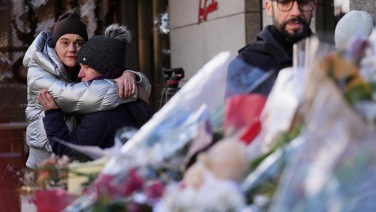 FOTO: Warga Berdoa dan Letakkan Karangan Bunga di Lokasi Kebakaran Crans Montana Swiss