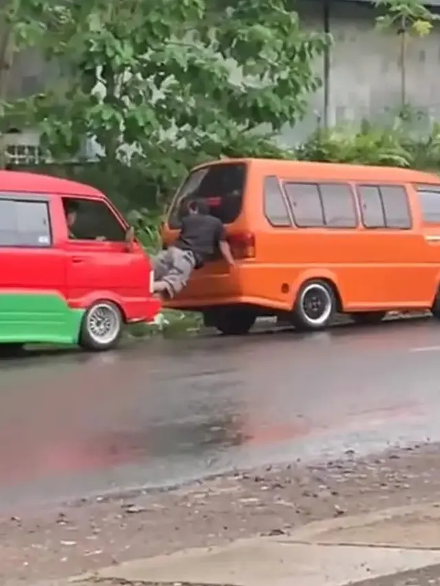 10 Potret Absurd Orang Bantu Dorong Kendaraan Mogok Ini Bikin Geleng Kepala