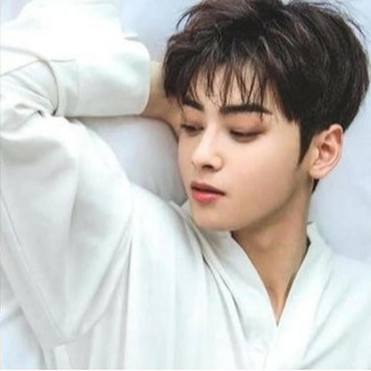 7 Potret Cha Eun Woo Pose Tidur, Merem Aja Cakepnya Ugal-Ugalan
