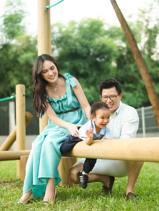 Nggak sendirian, terkadang Shandy juga bersama sang suami David Herbowo.  Seperti potret ini, pemeran sinetron “Cinta 2 Pilihan” itu tampil menawan berbalut sleeveless dress warna tosca. (Instagram/shandyaulia).