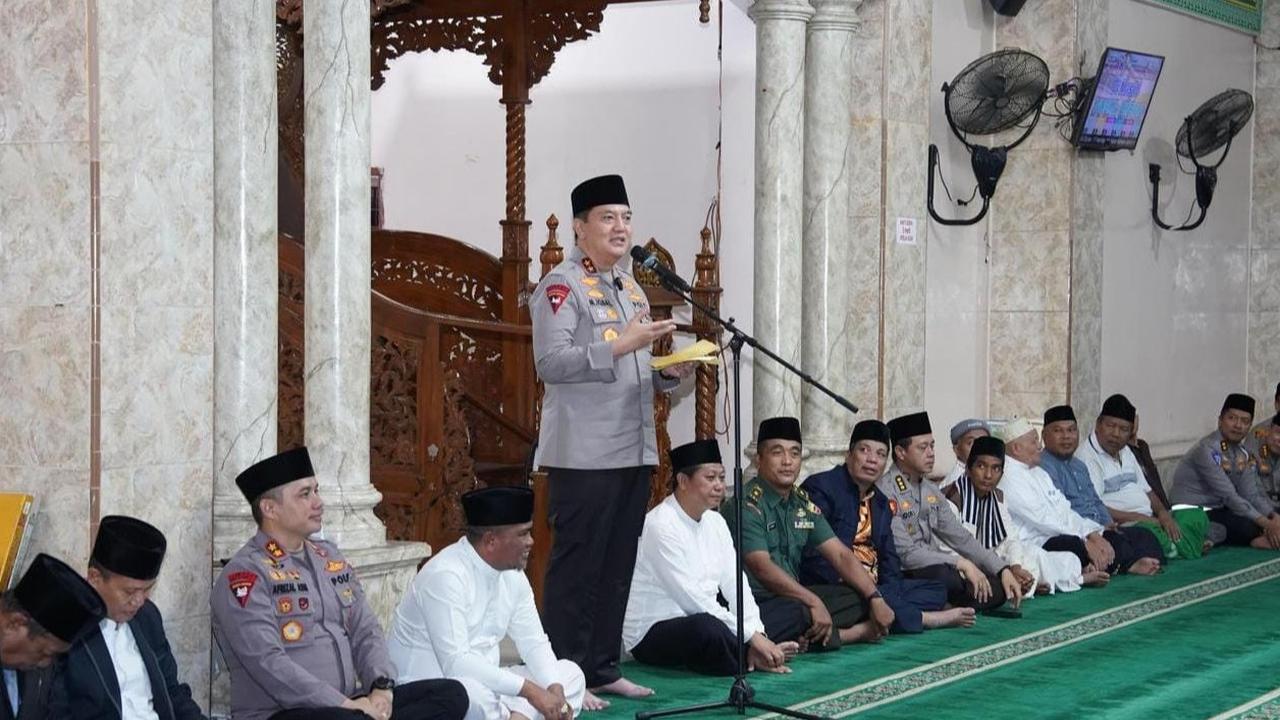 Kapolda Riau Irjen Pol Muhammad Iqbal Tarawih dan Subuh Berjamaah di Pelalawan