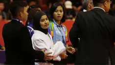 Atlet Judo Indonesia, Miftahul Jannah, meninggalkan lokasi pertandingan usai gagal berlaga pada Asian Para Games di Jiexpo, Kemayoran, Jakarta, Senin (8/10/2018). Miftah didiskualifikasi karena enggan melepas hijab nya. (Bola.com/M Iqbal Ichsan)