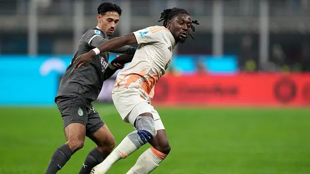 Tijjani Reijnders berduel dengan Manu Kone di laga AC Milan vs AS Roma, Serie A 2024/2025 (c) AP Photo/Antonio Calanni