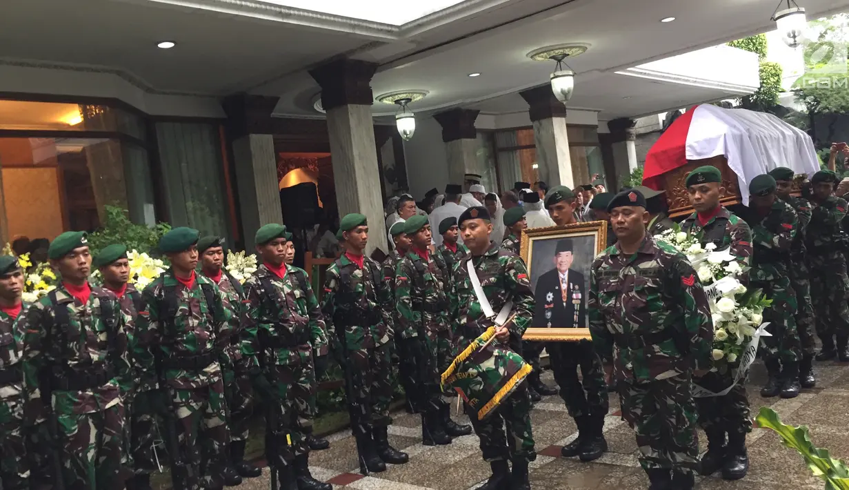 Prajurit TNI mengiringi upacara penyerahan jenazah pengusaha senior Sukamdani Sahid Gitosardjonodari dari keluarga kepada pemerintah di rumah duka, Menteng, Jakarta, Kamis (21/12). (Liputan6.com/Immanuel Antonius)