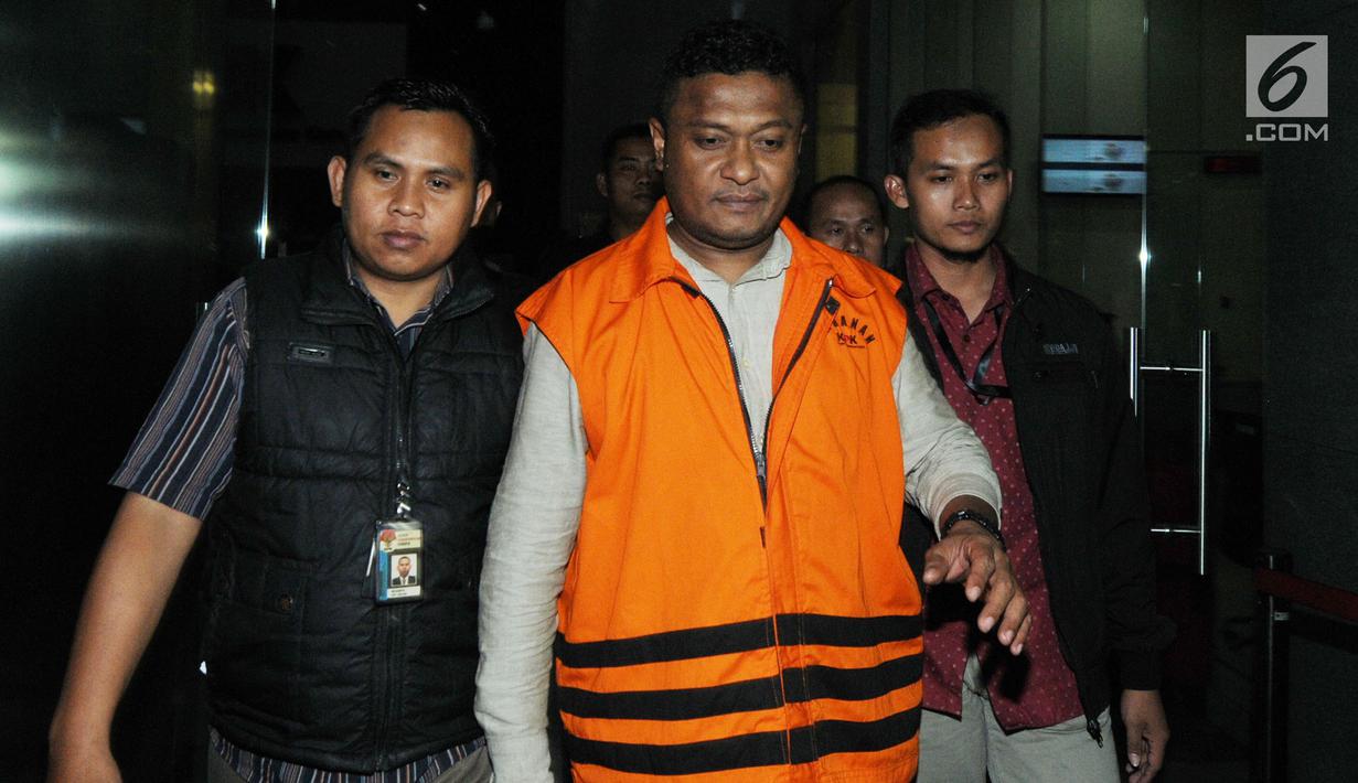 Bupati Buton Selatan Agus Feisal Hidayat mengenakan rompi oranye usai pemeriksaan di Gedung KPK, Jakarta, Jumat (25/5). Tersangka suap proyek Pemkab Buton Selatan, Agus Feisal ditahan di Rutan Cabang KPK di gedung Merah Putih. (Merdeka.com/Dwi Narwoko)