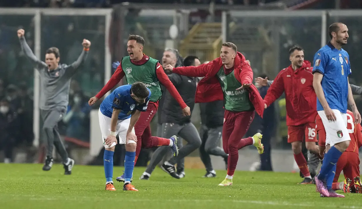 Para pemain Makedonia Utara merayakan kemenangan atas Italia pada pertandingan play-off kualifikasi Piala Dunia 2022 di stadion Renzo Barbera, di Palermo, Italia, Jumat (24/3/2022). Dengan hasil ini Italia gagal melaju ke putaran Piala Dunia 2022 Qatar. (AP Photo/Antonio Calanni)