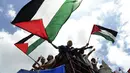 Pengunjuk rasa Venezuela melakukan aksi simpatik. Mereka menuntut PBB untuk segera turun tangan menciptakan perdamaian Palestina di depan Kedutaan Besar Palestina di Caracas (14/7/2014) (AFP PHOTO / Leo RAMIREZ)