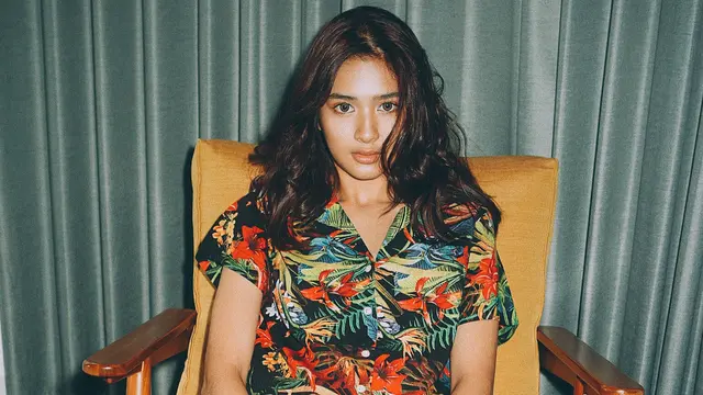 [Bintang] Tampil Sederhana dengan Piyama, Cantiknya Mikha Tambayong dalam Polesan Makeup yang Effortless