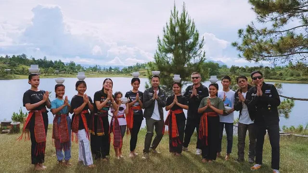 6 Potret Raffi Ahmad, Gading Marten, Desta dan Ariel Noah di Danau Toba, Pose di Kapal Hingga Naik Moge
