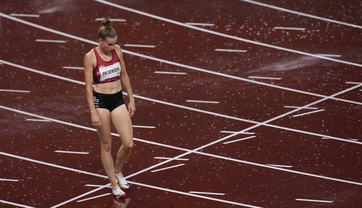 Sara Petersen dari Denmark berjalan di lintasan setelah terjatuh pada semifinal lari gawang 400 meter putri Olimpiade Tokyo 2020 di Tokyo, Jepang, Senin (2/8/2021). (AP Photo/Francisco Seco)